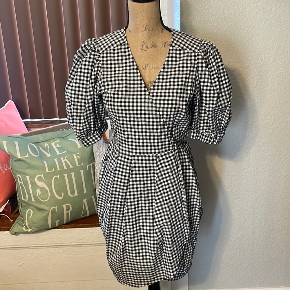NWT black and white gingham print wrap dress with pockets.